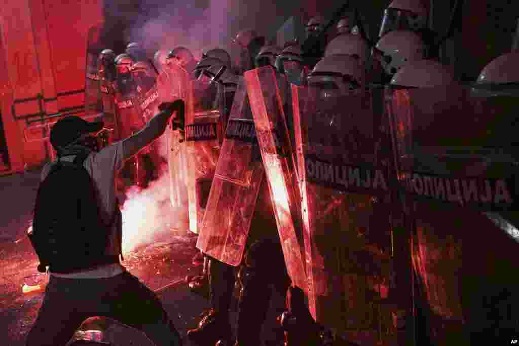 Полициски службеници во кордон се движат за да ги потиснат демонстрантите собрани во факултетскиот простор на Универзитетот во Нови Сад.