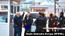 Pripadnici Agencije za istrage i zaštitu BiH na ulazu u zgradu Vlade RS-a u Istočnom Sarajevu, 23. aprila 2025.