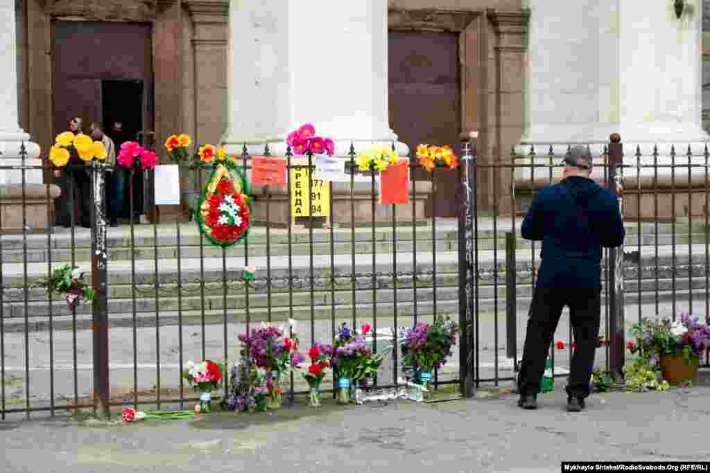 Деяким людям вдалось пройти до Будинку профспілок та покласти квіти на пам'ять загиблих активістів проросійського руху «Куликове поле»