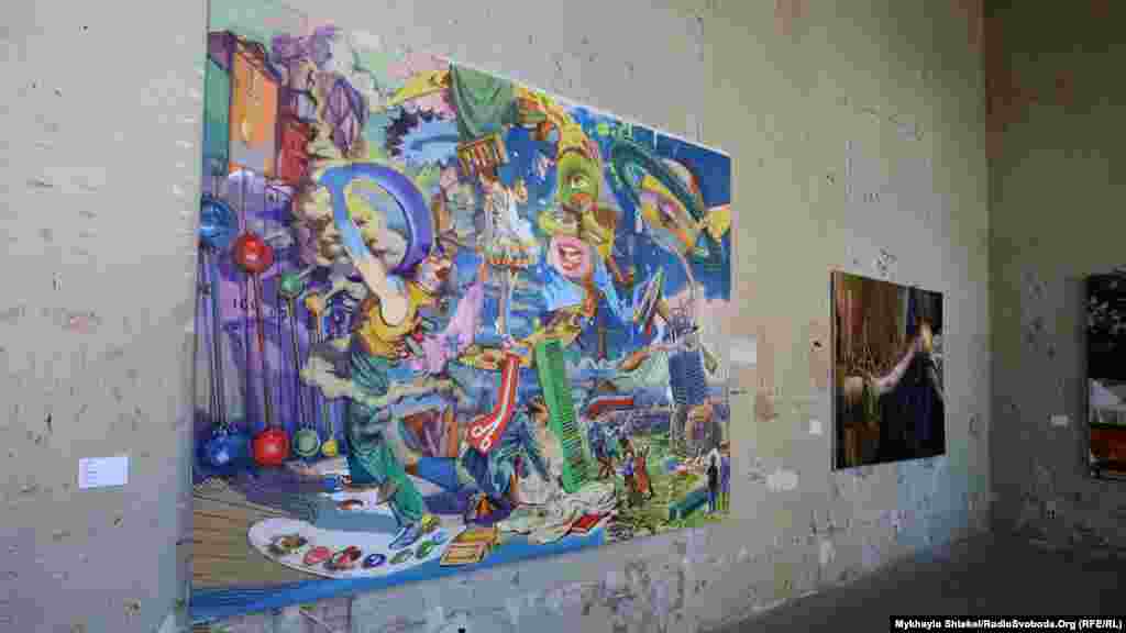 Робота «Сновида» виставлена на фоні невідремонтованих стін, які поміщають картини в певний контекст