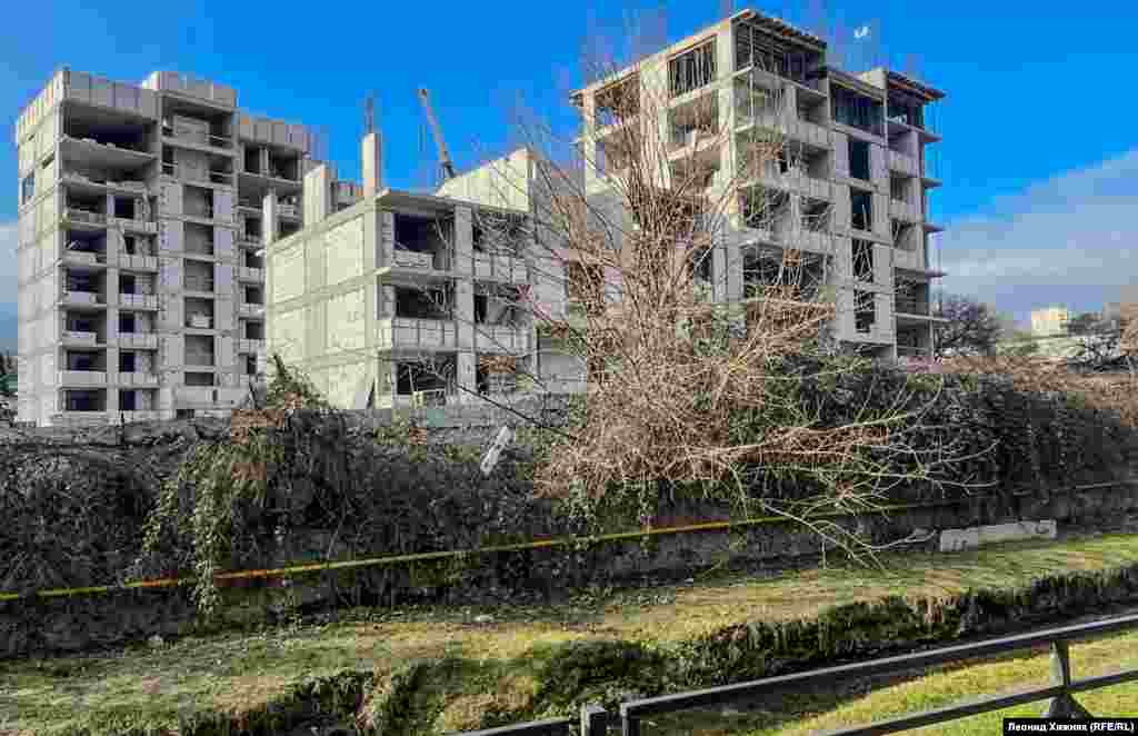 «Пятно» коммерческой застройки на левом берегу реки