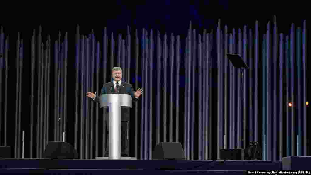 Президент України Петро Порошенко першим виступив на заході. Зокрема, він процитував слова письменника Івана Дзюби: «Бабин Яр – це трагедія всього людства, але сталася вона тут, на українській землі. І тому українець не має права забувати про неї так само, як не має забувати про неї і єврей. Бабин Яр – це наша спільна трагедія, трагедія, перш за все, єврейського та українського народів»