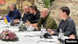 «Ми визнаємо кордони України за станом на 1991 рік. Немає тут жодних компромісів», заявив Давид Арахамія (в центрі) 