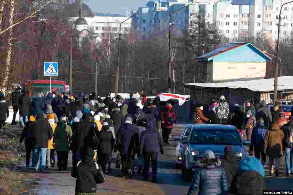 Такі акції традиційно найчисельніші у неділю. Цього разу, вже третю неділю поспіль, протест, названий &laquo;Марш волі&raquo;, відбувався в форматі &laquo;дворового маршу&raquo;: демонстранти влаштовували не одну велику акцію, а велике число місцевих. Це змушує силовиків розпорошувати свої сили. На фото: Колона у Масюковщині, яку згодом розігнали силовики, Мінськ, 6 грудня 2020 року
