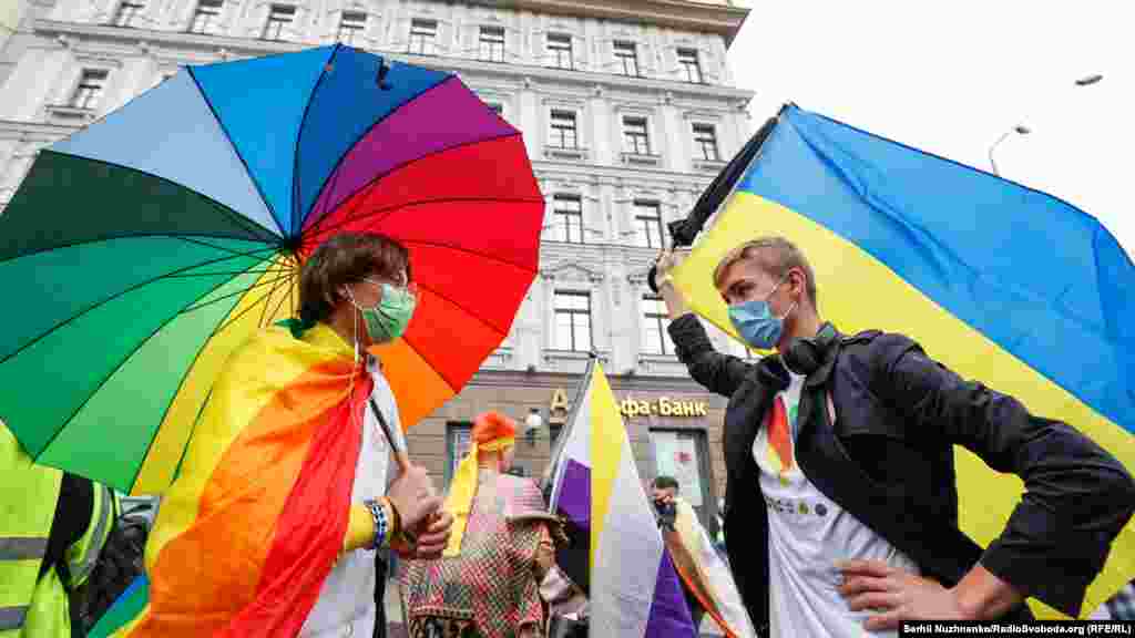 Організатори KyivPride очікували близько 10 тисяч учасників, але через погодні умови та епідемію коронавірусу приєдналися близько 7 тисяч людей