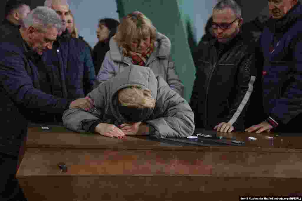 Матір загиблої Валентини Нагорної плаче над труною своєї доньки. За спогадами Валерії Ковач, керівниці медслужби 3-ї ОШБр, «Валькірія» вже 24 лютого 2022 року прийшла в одну зі шкіл Києва, аби піти «на війну»: «Зі всім моїм скепсисом щодо відсутності медичної освіти у тебе, у 2022 році ти довела, що можеш і будеш»