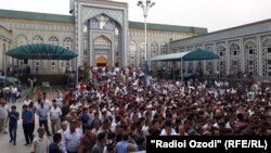 Намози Иди Фитр дар масҷиди марказии Душанбе. Акс аз соли 2018