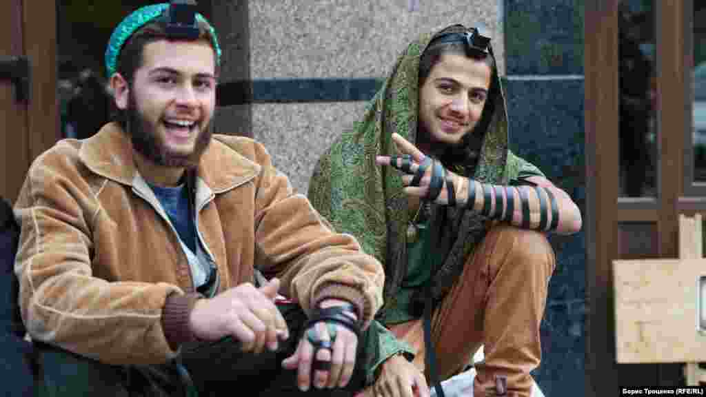 Молоді паломники-хасиди в Умані, вересень 2024 року. На головах та руках у хлопців тфілін – чорні шкіряні коробочки, у яких вміщено пергамент із текстами із Тори. У цих текстах йдеться про заповідь накладати тфілін і містяться основи єврейської віри. Одну коробочку накладають на голову, іншу на руку – під час ранішньої молитви 