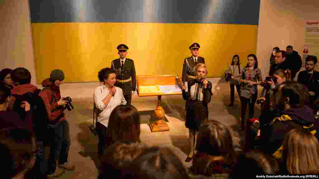 Серед експонатів – легендарний прапор, який Чорновіл разом зі своїми соратниками заносив до Верховної Ради 24 серпня 1991 року