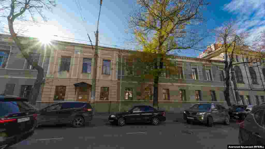 Городская гимназия №1 на той же, что и кирха, улице Карла Маркса. В бытность Мильгаузена – губернская казенная гимназия. Как попечитель гимназии, врач подарил ей 570 томов книг, атласы, приборы для физического кабинета 