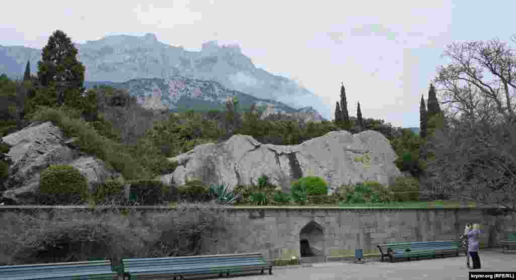 Из дворца видны «зубцы» Ай-Петри