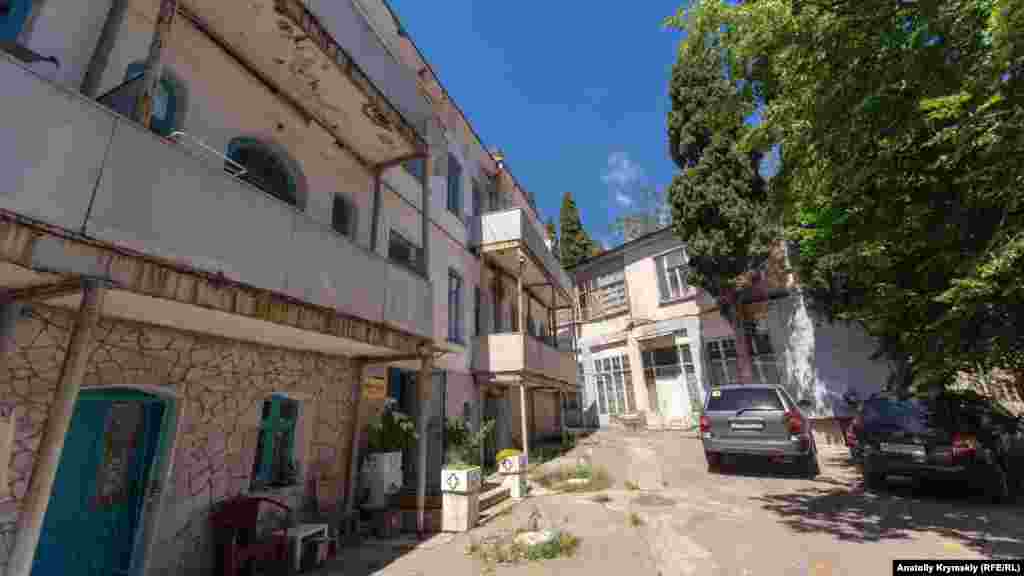 Задний двор пансионата «Юстас-Крым» у подножия той же горы