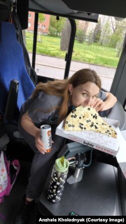 Біженка під час перерви