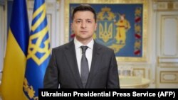 Водночас Зеленський не погодився з вимогою Путіна про те, що спочатку мають відбутися його переговори з ватажками угруповань «ДНР» і «ЛНР», підтримуваних Москвою