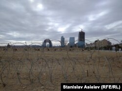 «Колючка» на тлі бізнес-центрів у Баку