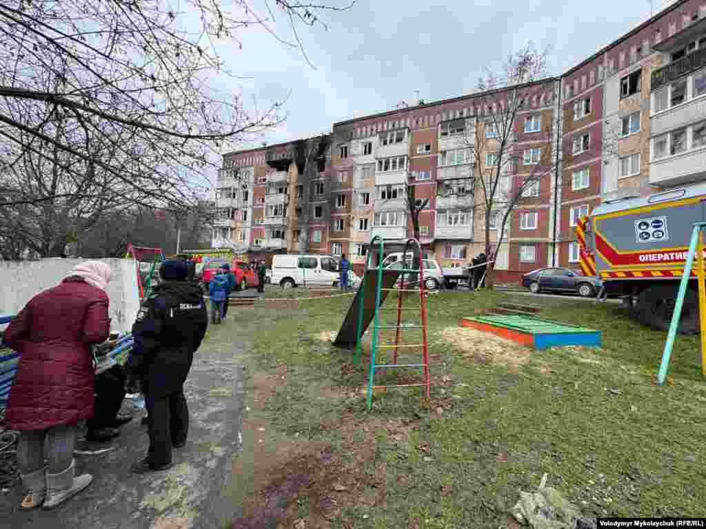 Російські військові регулярно з різних видів озброєння – ударними БПЛА, ракетами, КАБами, РСЗВ – атакують українські регіони. Керівництво Росії заперечує, що російська армія під час повномасштабної війни завдає цілеспрямованих ударів по цивільній інфраструктурі міст і сіл України, убиваючи цивільне населення і руйнуючи лікарні, школи, дитячі садочки, об’єкти енергетики та водозабезпечення. Українська влада і міжнародні організації кваліфікують ці удари як воєнні злочини Російської Федерації і наголошують, що вони носять цілеспрямований характер.