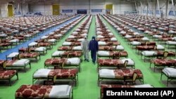 امدادگران در بیمارستان موقتی که در نمایشگاه بینالمللی تهران برپا شده است