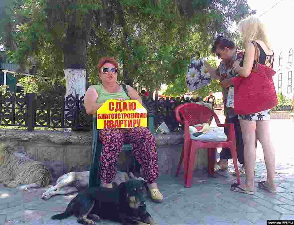 Теперь в Крыму все по тысяче рублей. Квартиру на ночь снять – тысяча, такси до Николаевки  – тысяча, маршрутка до Ново-Алексеевки через границу и два погранично-таможенных поста – тоже тысяча