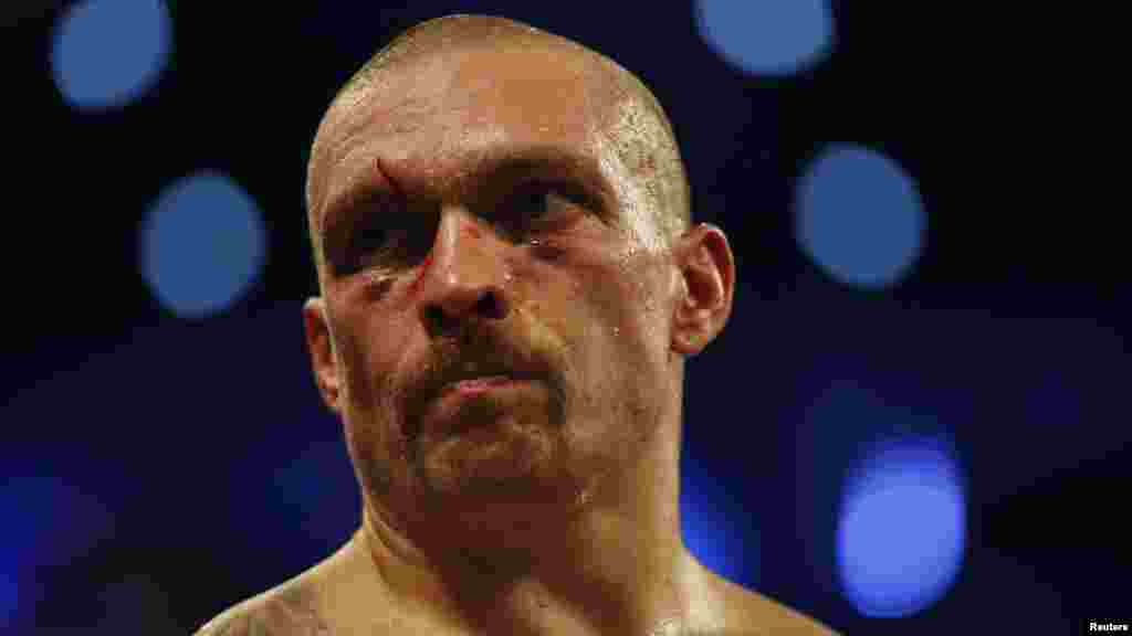 Usik nakon borbe u teškoj kategoriji s britanskim bokserom Anthonyjem Joshuom u septembru 2021. godine.Od 2019. bori se u teškoj kategoriji, daleko iznad svoje prirodne težine. Postao je miljenik publike i zbog šarmantnih i duhovitih intervjua. Na pitanje novinara šta ga izdvaja od drugih boraca, pokazao je na usta i rekao: "Imam razmak između zuba."