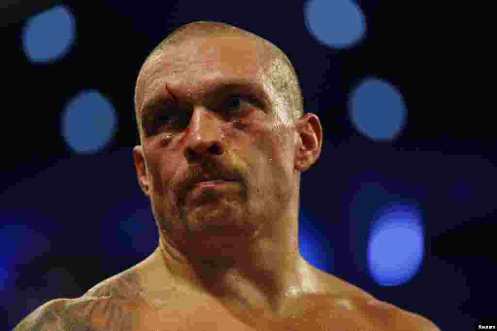 Усик после боя в тяжелом весе с британским боксером Энтони Джошуа в сентябре 2021 года.В 2019 году Усик начал выступать в супертяжелом весе – категории, которая значительно превышает его естественный вес. Он быстро завоевал международных поклонников своими интервью, которые часто переходили от вдохновенных до игривых. Когда репортер спросил его, что отличает его от других бойцов, он показал на свой рот и ответил: «У меня щель между зубами»