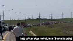 Очереди из автомобилей в направлении Керченского моста во стороны Тамани в Краснодарском крае, 1 мая 2025 года