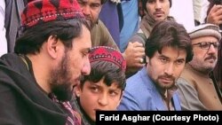 منظور پښتین د حیات خان سره ناست دی.