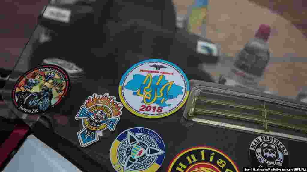 Байкери прикрасили свої мотоцикли різною символікою: у центрі – символіка цьогорічного мотопробігу