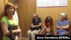 Ольга Жукова (крайняя слева) в Омском УФМС