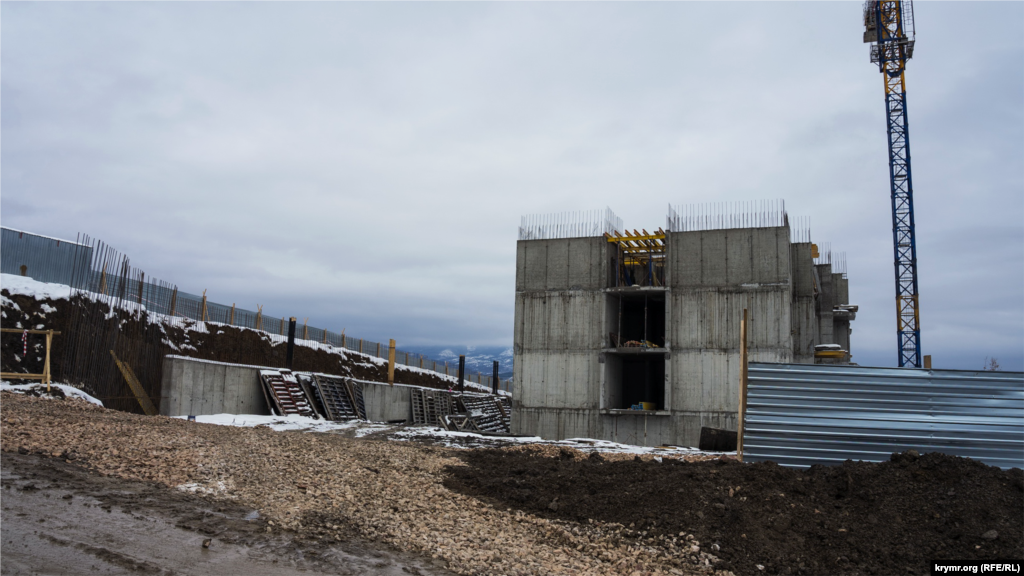 Чуть ниже по склону еще одно «пятно застройки». По словам представителя подрядчика, жилой дом возводят для сотрудников российского МВД 