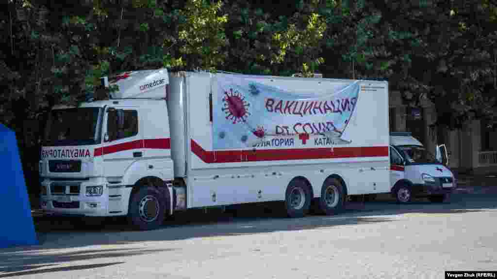 На площади Нахимова проводят вакцинацию в мобильной амбулатории 