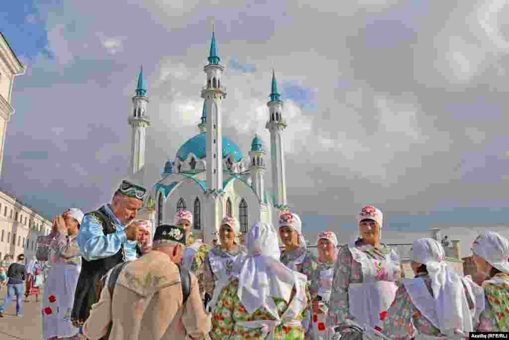 Кама Тамагының "Тау ягы" ансамбле вәкилләре Кол Шәриф каршында чәй эчә