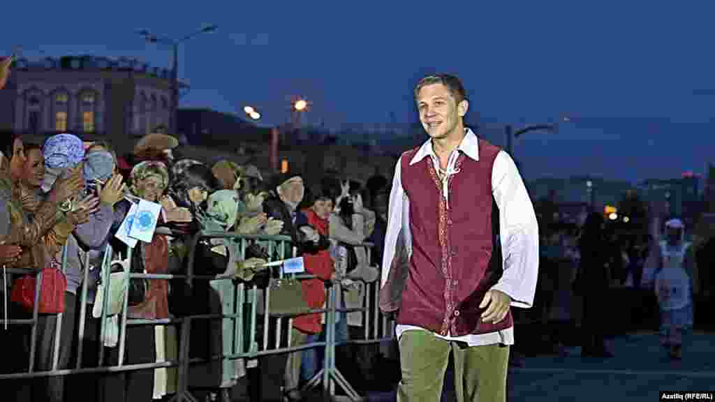 Камал театры каршында яңа сезон ачу тантанасы. Эмиль Талипов. 