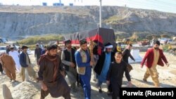 افغانستان: په جلال اباد کې د انعکاس ټي وي له درېیو وژلیو کارمندانو د یوې مړی هدیرې ته وړل کېږي. ۲۰۲۱، د مارچ ۳مه