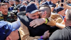 Prizonierii israelieni din Gaza sunt eliberati, în timp ce zeci de mii de oameni sărbătoresc în stradă Prizonierii israelieni din Gaza sunt eliberati, în timp ce zeci de mii de oameni sărbătoresc în stradă