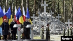 Президенты Польши и Украины на месте массовых захоронений жертв сталинских репрессий