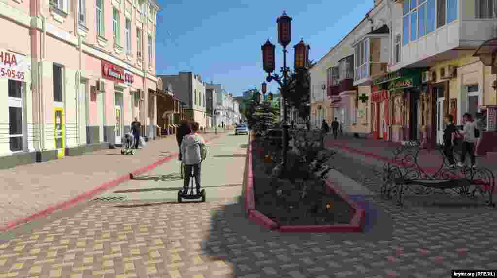 Улица Земская – популярное место у любителей катания на гироскутерах