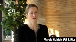 Кая Каллас розмовляє із оглядачем Радіо Свобода Рікардом Йозвяком. Страсбург, 2 квітня 2025 року