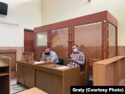Евгений Бражников (справа) со своим адвокатом на суде в Покровске
