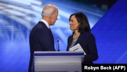 Обраний президент США Джо Байден (л) і майбутня віцепрезидентка в його адміністрації Камала Гарріс