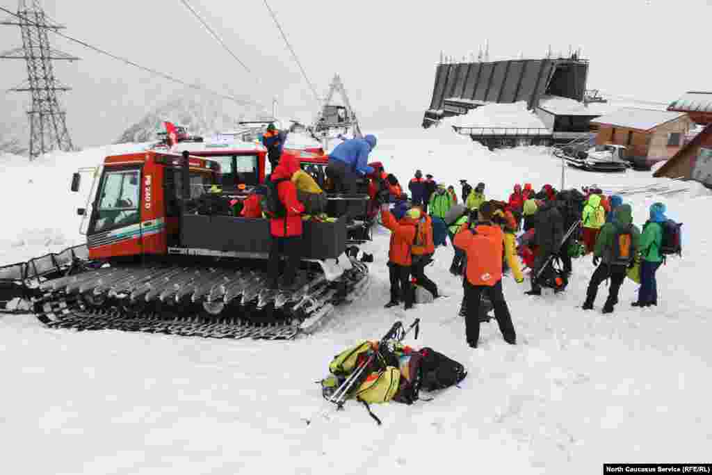 Рюкзаки со всем необходимым снаряжением были доставлены на «бочки» 3800 метров ратраком