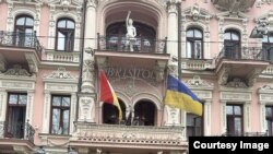 სასტუმრო "ბრისტოლის" ფასადი დაბომბვის შემდეგ. ზურაბ კვაჭაძის მიერ გადაღებული ფოტო