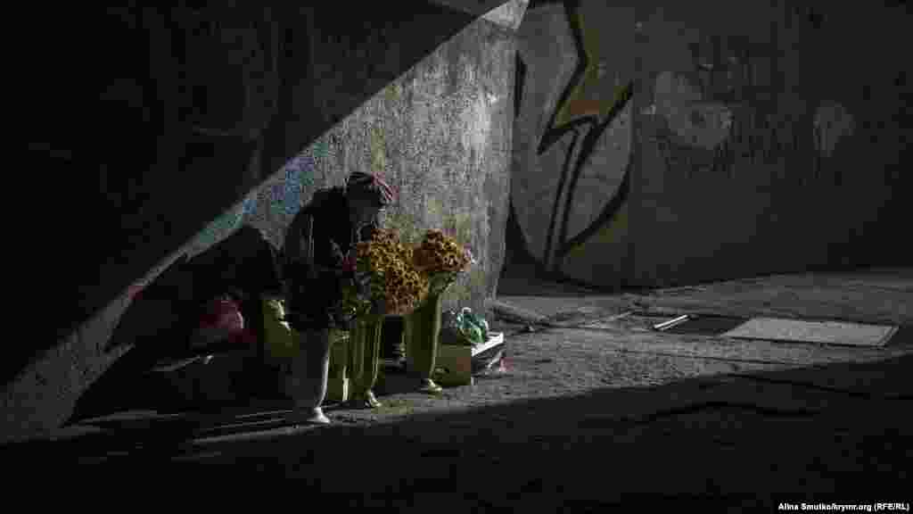 Бабушка продает цветы в переходе неподалеку от ГРЭС, 15 октября 2016 года 