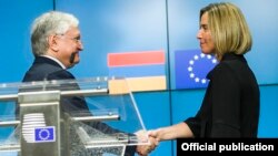 Глава МЗС Вірменії Едвард Налбандян і Верховний представник ЄС із зовнішньої та безпекової політики Федеріка Моґеріні на спільній прес-конференції в Брюсселі, 23 травня 2017 року