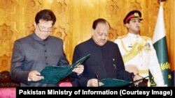 د پاکستان ولسمشر ممنون حسېن د اګست پر ۱۸مه په اسلام اباد ایوان صدر کې له عمران خان څخه د وزیراعظم په توګه سوګند واخیست.