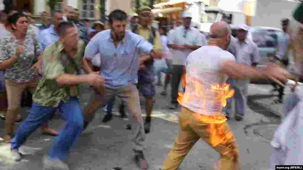 У центрі Сімферополя 3 серпня учасник акції протесту намагався вчинити акт самоспалення. Один із кримськотатарських активістів облив себе горючою рідиною і здійснив підпал, однак присутнім вдалося оперативно загасити одяг, що загорівся на ньому. Перед підпалом чоловік заявив, що здійснює акт самоспалення на знак протесту проти свавілля влади. Окупований Крим, Сімферополь, 3 серпня 2018 року ВІДЕО ПРО ЦЕ