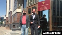 Фарит Закиев и адвокат Алексей Златкин у входа в здание Верховного суда