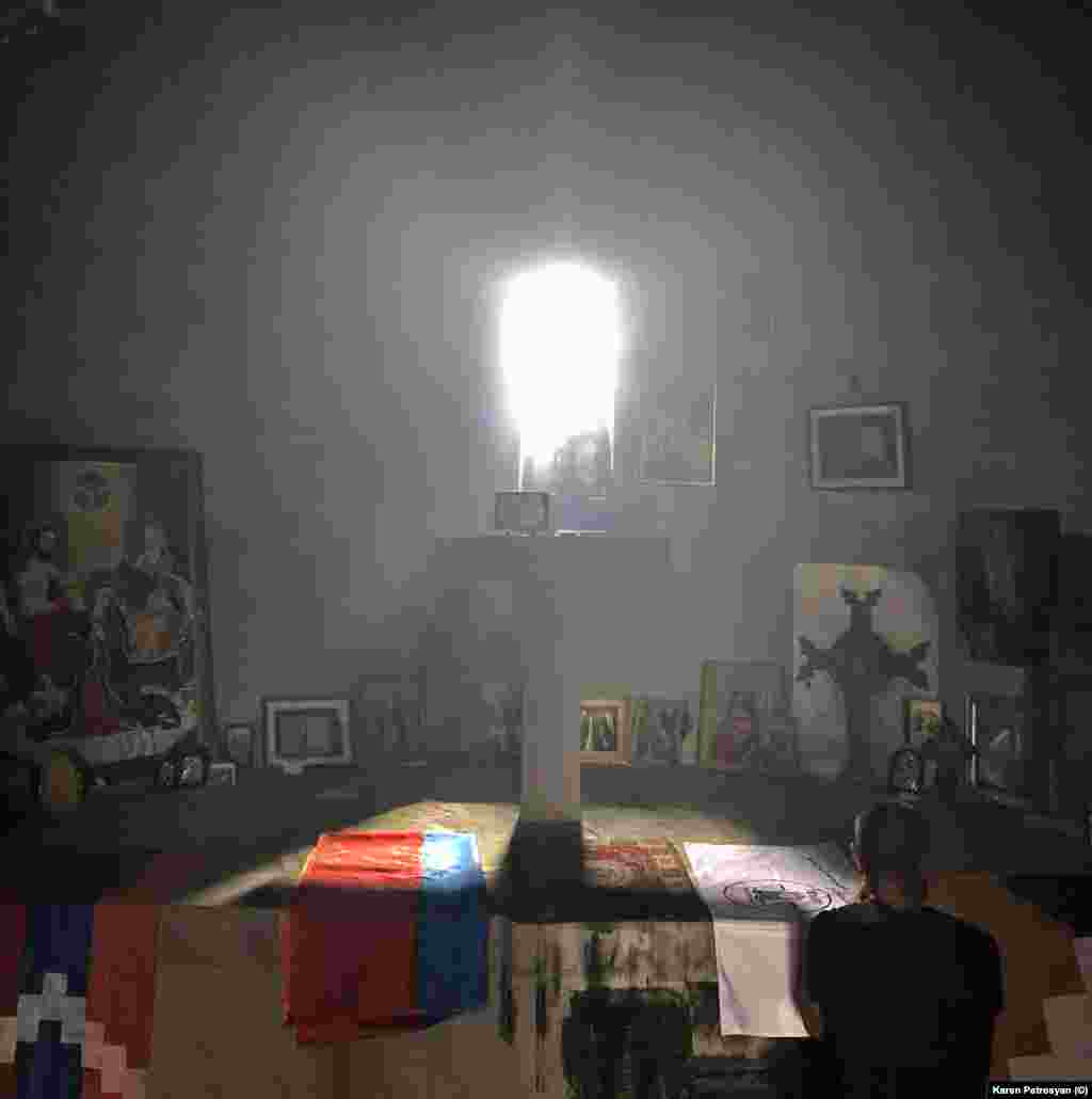 Відвідувачі моляться в монастирі Катаро (Катарованк). який було завершено в 17-му столітті