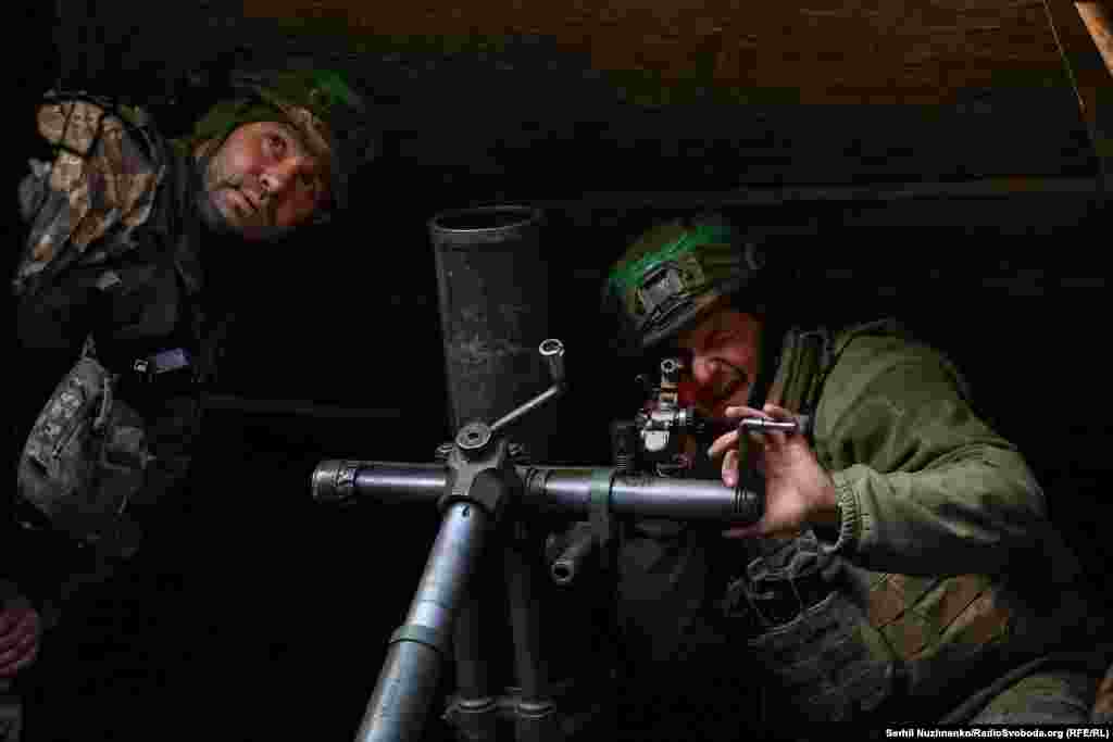 Аеророзвідка знаходить ціль, по рації передають координати, лунає команда: «До бою!» Мінометники Сергій з Олександром швидко готують міномет, налаштовують координати, за якими за мить летить міна. Основна робота бійців – це російська піхота яка штурмує руїни Торецька