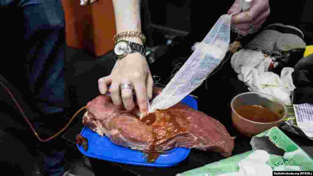 Сабіна вчиться тампонувати вогнепальну рану на шматку звичайного м’яса з базару. Мета – максимально забити рану бинтом та зупинити кровотечу. Для більшої реалістичності під час виконання завдання шприцем через трубку катетера усередину шматка був введений звичайний кетчуп