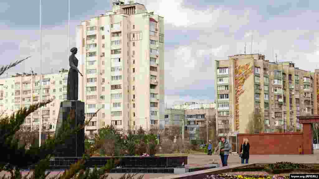 Фигура на постаменте символизирует скорбящую женщину – мать расстрелянных нацистами в 1941-1944 годах молодых евпаторийцев